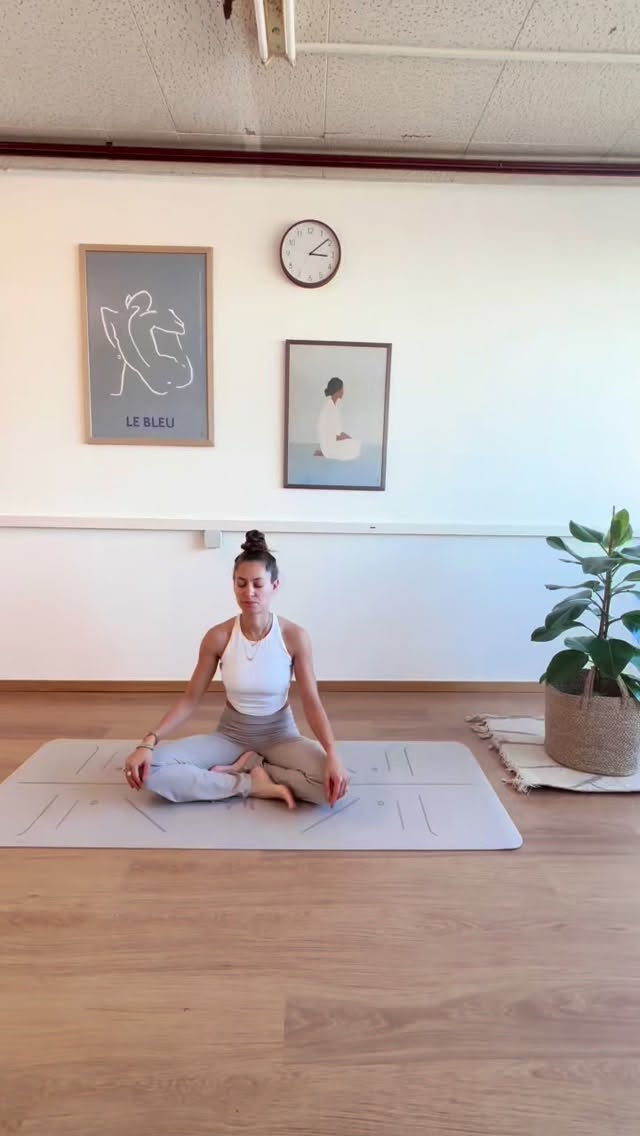 Le matin s’installe, le souffle guide le mouvement, le corps s’ouvre doucement. Un moment pour soi avant que la journée commence.
Réveiller le corps en douceur, respirer profondément, s’étirer sans forcer.
Un enchaînement matinal pour commencer la journée détendu et aligné.
#yoga #yogapractice #switzerland #yogateacher #nyon