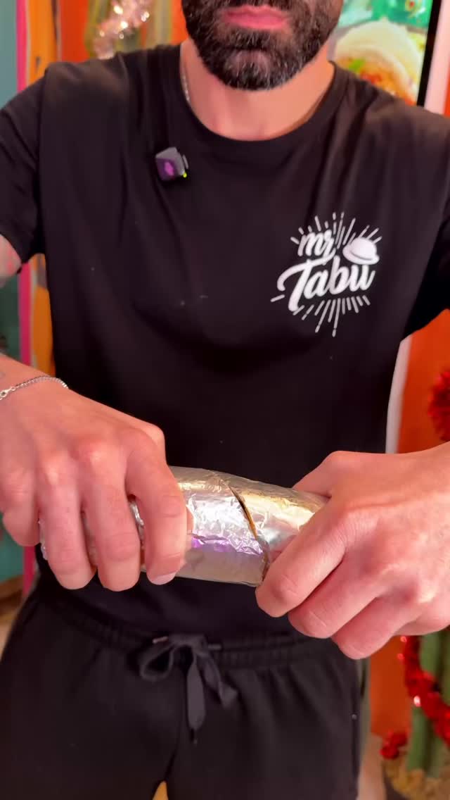 45000 BURRITOS IN 6 ANNI!
Oggi celebriamo i 6 anni di apertura di Mr Tabù, un traguardo fatto di passione e duro lavoro (e tanta fame).
6 anni fa abbiamo arrotolato il primo burrito, oggi siamo a 45.000 burritos e due sedi dopo, ma senza mai perdere quello che ci ha fatto partire.
Grazie a chi ci ha scelto, supportato e accompagnato fin qui; il viaggio continua… burrito dopo burrito 🧡
Da Mr Tabù tacos e burritos li componi tu! 🌮🌯
📍Centocelle: Via dei Castani 304
📍Ostiense: Via Pellegrino Matteucci 17
🎥: @smmackstudiosrl
.
#cucinanatexmex #mangiarearoma #texmex #ristorantiroma #cucinamessicana