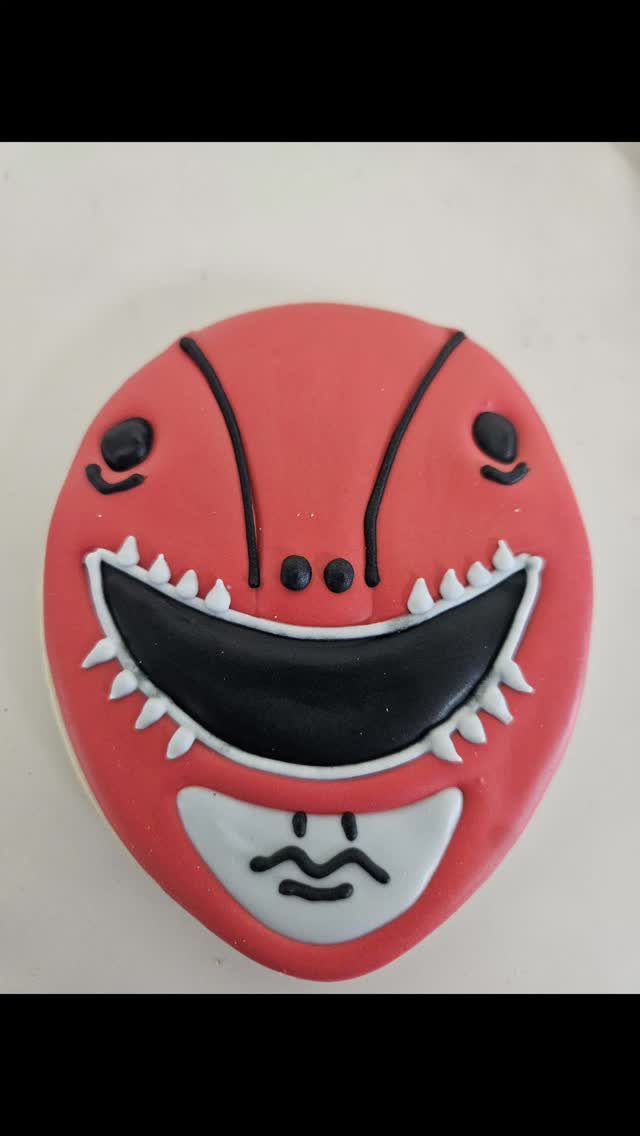 It is so crazy to me that the same things are still popular from when I was a kid!!! Confession I always wanted to be the yellow power ranger! Sabertooth tiger was the coolest!!!
#customcookies #powerrangers #womanownedbusiness #happybirthday