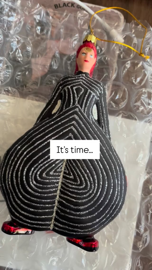 The decs are down, the tree is back in the box and David Bowie is safe in his bubble wrap! ❤️
#davidbowie #bowieforever #baubles #music