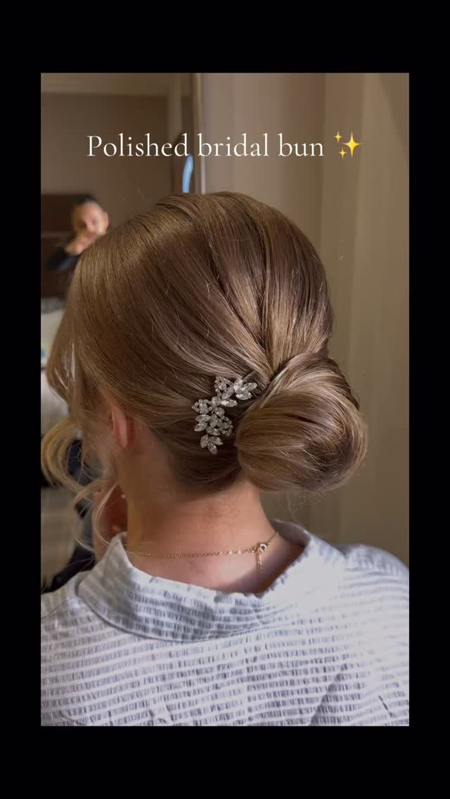 A polished bridal bun 🤍
Timeless, elegant and designed to last from morning to night.
Award-winning bridal hair & makeup specialist ✨
📩 Now taking bridal bookings
#bridalhair
#bridalbun
#weddinghair