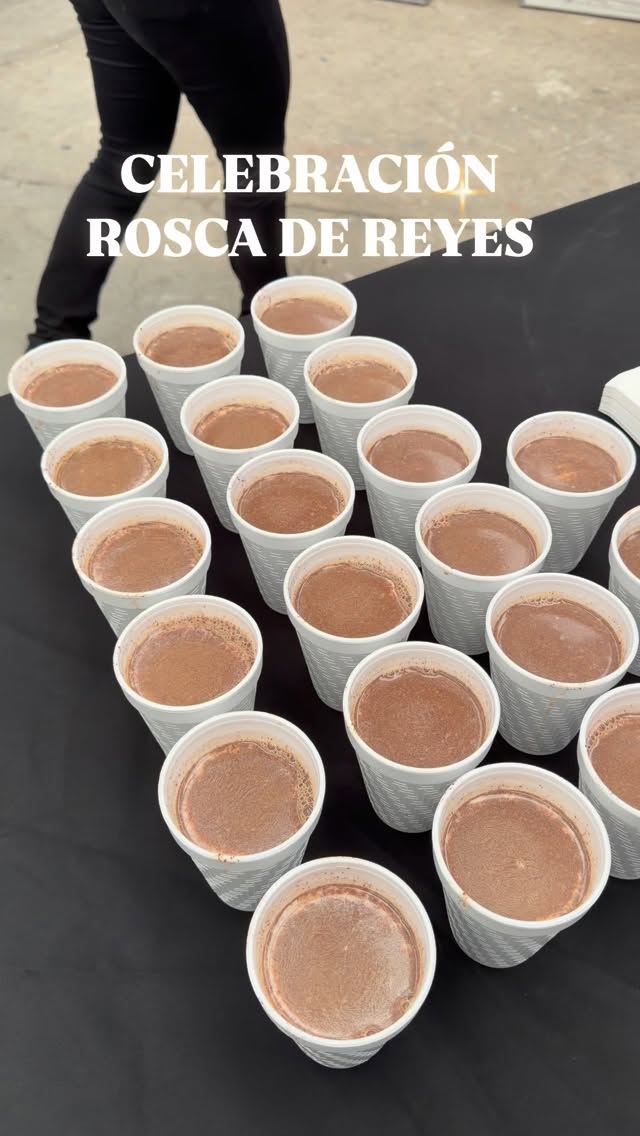 En SISTEXPO creemos en las tradiciones que nos unen.
Partir la rosca no es solo un momento dulce, es una forma de compartir, reír y empezar el año juntos, como lo que somos: un equipo.
Porque detrás de cada proyecto, también hay historias, familia y momentos que se celebran.
🥖👑✨
#roscadereyes #equipo #trabajo #wemakeithappen