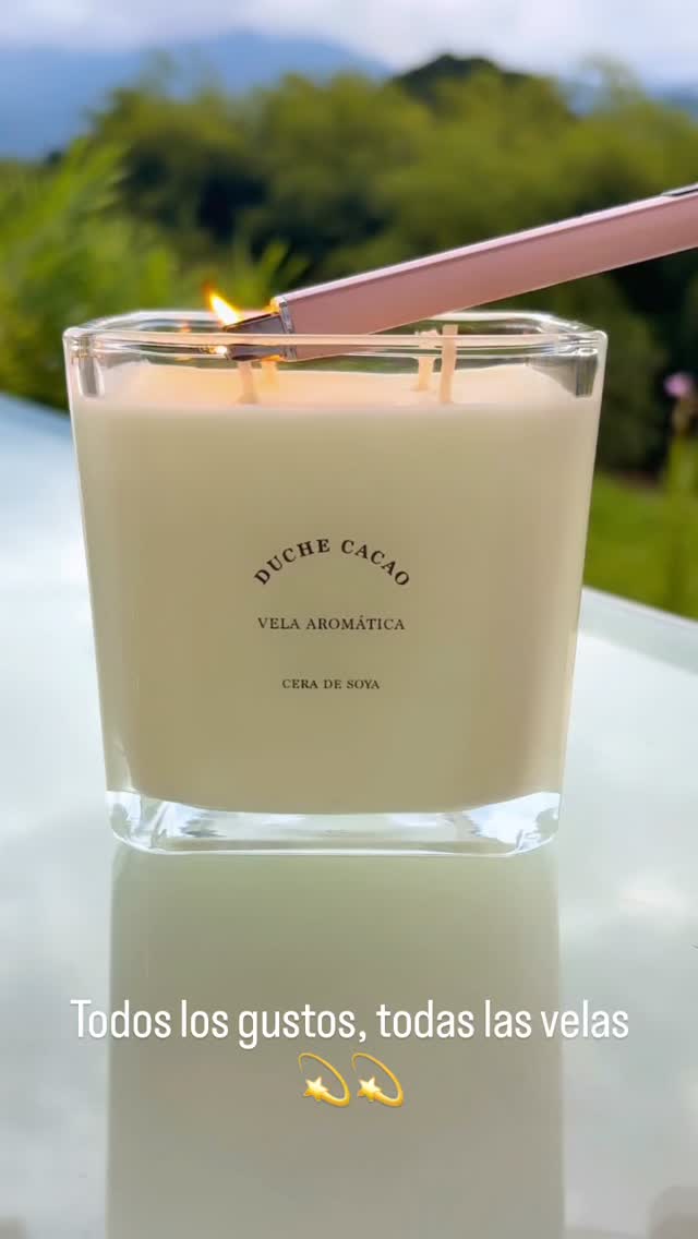 Vela Red Velvet : Ideal para ambientes amplios, esta vela crea una atmósfera cálida y sofisticada, perfecta para momentos de relajación, reuniones especiales o para transformar cualquier espacio en un refugio de bienestar. Su combustión limpia y de larga duración la convierte en una opción sustentable y elegante para el hogar. #velasdecorativas #velasaromaticas #kitsderegalo