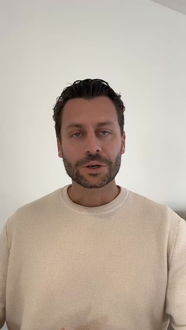 L’hypnose rapide / “de spectacle” n’est pas toujours bien perçue… et on comprend pourquoi.
Certaines démonstrations frôlent la moquerie, et la personne finit par devenir un simple objet de divertissement.
Pour moi, c’est non.
On peut créer des effets hypnotiques ludiques, impressionnants, et drôles…
sans humilier, sans ridiculiser, sans perdre le respect.
👉 On peut rire avec quelqu’un, sans jamais rire de lui.
C’est aussi ça, une pratique juste de l’hypnose rapide.
#hypnose #formationhypnose #streethypnose #messmer #hypnoserapide