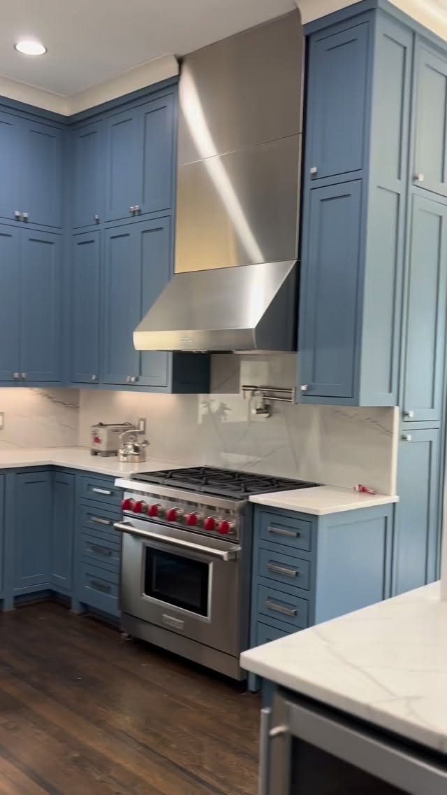 Stunning blue inset cabinets really elevate the home's charm. 🫐🌱
-
-
-
#zapatacustomcabinets #customcabinetry #dfw #homeimprovement #interiordesign