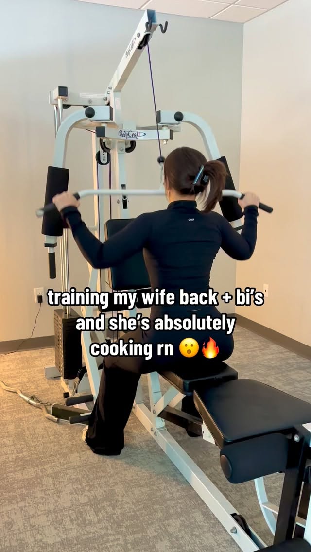 back + biceps day but make it elite.
strong wife energy only.
@oneractive fit going crazy while she outworks everyone 💪
#gymmotivation
#fitcouple
#backdayworkout
#bicep
#active @oneractive