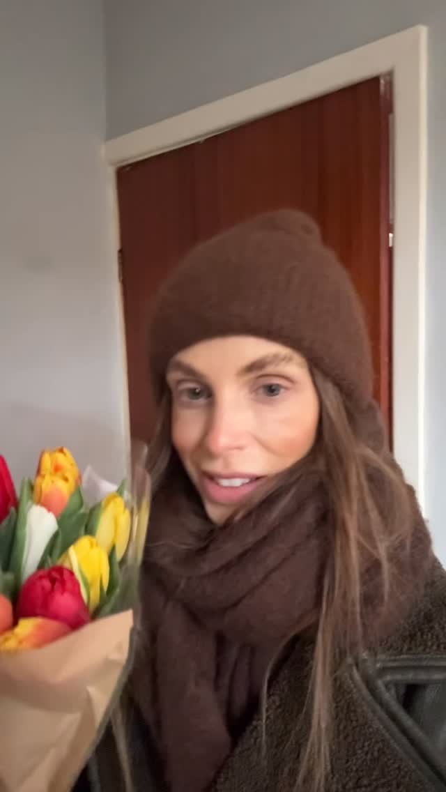 There was a time when the idea of buying myself flowers felt ridiculous. I thought it was so sad!
And now Iâm sad that I used to think it was sad.
Have you ever bought yourself flowers?
Simple things like this truly make a difference and these tulips definitely add colour to my room đ„čđ
Let me know in the comments what brought you joy today.
.
.
.
#buymyselfflowers #selflovemovement #joyfuljanuary #learningtolovemyself #healingjourney