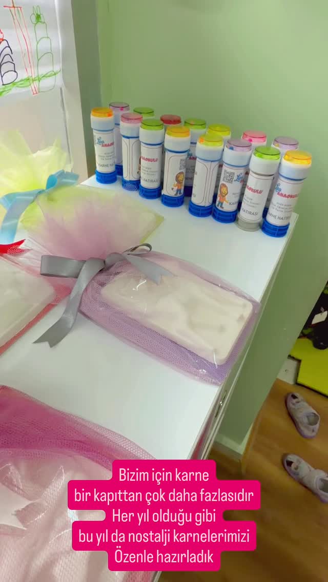 2025 2026 eğitim öğretim dönemi ilk yarı dönem karne günü. Özenle hazırlanmış karnelerimiz hediyeler ile beraber 🥹