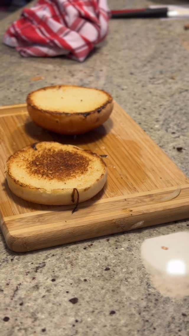 Picture this: It’s Saturday night, you’re craving a burger, but not another basic cheeseburger with standard beef. You want something special, something that tastes like forest, campfire and fresh air – and still fits into your flexitarian lifestyle. That’s exactly where this wild game burger comes in.
This wild game burger with venison mince, mushroom relish, butter-toasted brioche, orange slices and wild lingonberry jam is a refined twist on the classic cheeseburger. You combine the intense yet elegant flavour of venison with fruity acidity and savoury mushrooms – perfect for health-conscious food lovers in their 20s and 30s who enjoy meat in high quality and small amounts. Wild venison is naturally lean, high in protein and comes without feedlots or routine medication, which makes it a great choice for flexitarians who care about animal welfare and sustainability. Curious how the mushroom relish, orange and lingonberries turn this wild game burger into a gourmet moment? Let’s dive in.
Ingredients for 2 wild game burgers
2 brioche burger buns
300 g venison mince
1 teaspoon Dijon mustard
1 small shallot, very finely chopped, optional
1 teaspoon Worcestershire sauce or soy sauce
salt & Pepper
For the mushroom relish
150 g brown mushrooms or mixed wild mushrooms, finely diced
1 small onion, diced
1 garlic clove, finely chopped
1 tablespoon butter
1 teaspoon olive oil
50 ml red wine or red grape juice
1 teaspoon thyme
salt and pepper
1 organic orange
2 to 3 tablespoons wild lingonberry jam or cranberry sauce
2 to 4 thin slices of young goat cheese
#Foodforflexitarians
#wildgameburger
#venisonburger
#gourmetburgerrecipe
#flexitarian
mindfuleating