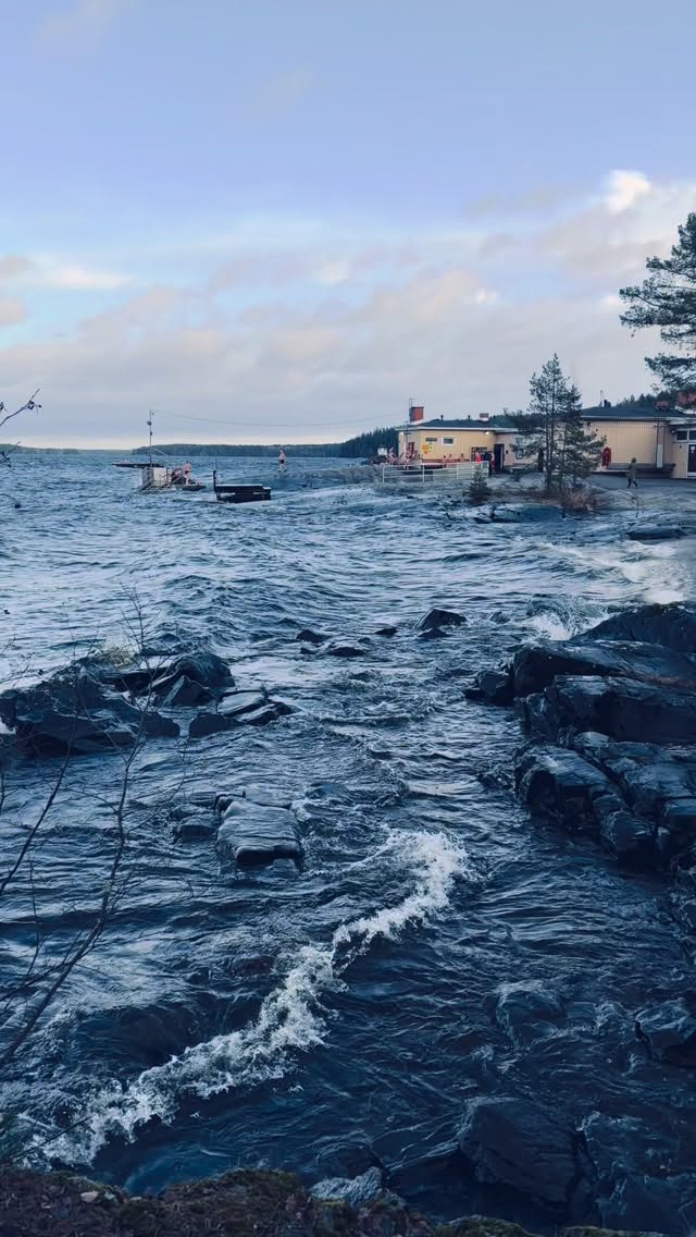 Ensimmäinen syksy valtuutettuna on opettanut, että vaikuttava päätöksenteko ei synny aloitteiden määrästä tai kärkkäistä kannanotoista. Todellinen vaikuttaminen tapahtuu perehtymällä, tekemällä yhteistyötä ja osallistumalla valmisteluun oikeaan aikaan. Rehellinen viestintä, mustavalkoisen ajattelun välttäminen ja keskinäinen kunnioitus ovat kestävän politiikan perusta. Tätä linjaa aion jatkaa: harkiten, maltilla ja ihmisiä kuunnellen.🧡
Kotisivuille ja koko blogitekstiin pääset bion linkistä.🔗
#espoonkokoomus #uudenmaankokoomus #uudenmaankokoomusnaiset