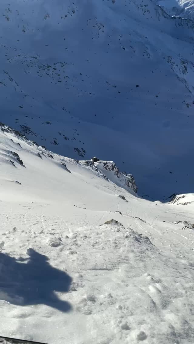 Its out there if you know where to look🤣 we have a look you have a ski😘
Gemsstock 4.Jan 2026 in a not so secret spot🤷🏼♂️
New Snow is Coming and so is Freeride Friday so come join us! Info and Booking in bio.
#andermattguides #shredaround @andermatt.official @andermatt_sedrun_disentis @imholzsportandermatt @blizzard_tecnica