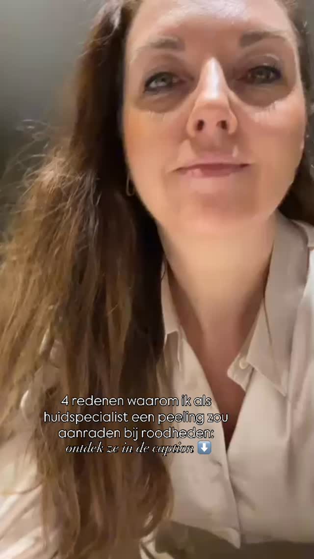 Last van een droog en rood winterhuidje? ❄️
Je bent niet alleen! Gelukkig kan een peeling je huid een echte boost geven 🤍
𝘞𝘢𝘢𝘳𝘰𝘮 𝘦𝘦𝘯 𝘱𝘦𝘦𝘭𝘪𝘯𝘨 𝘩𝘦𝘭𝘱𝘵 𝘣𝘪𝘫 𝘳𝘰𝘰𝘥𝘩𝘦𝘥𝘦𝘯:
✨ Peelen versnelt celvernieuwing. Dode huidcellen worden verwijderd en nieuwe, gezondere komen terug. Dit kan zorgen voor een egalere, minder rode teint.
✨ Peelings kunnen ook ontstekingsremmend werken (vb. peelings met salicylzuur, melkzuur): ideaal bij acne- of rosaceahuidjes.
✨ Door gecontroleerd te peelen kan de huid zich beter herstellen en sterker worden wat zorgt voor een sterkere huidbarrière op lange termijn.
✨ Peelings stimuleren collageen en doorbloeding, wat opnieuw kan zorgen voor een egalere huidkleur op lange termijn.
⚠️ Belangrijk: ga niet zelf experimenteren met peelings. Professioneel huidadvies maakt écht het verschil. Met een Pur’Peel in mijn salon stemmen we de behandeling volledig af op wat jouw huid nodig heeft.
Klaar om je huid dit voorjaar te laten stralen? Ontdek onze vrije plekjes via www.purelle.be 💆♀️