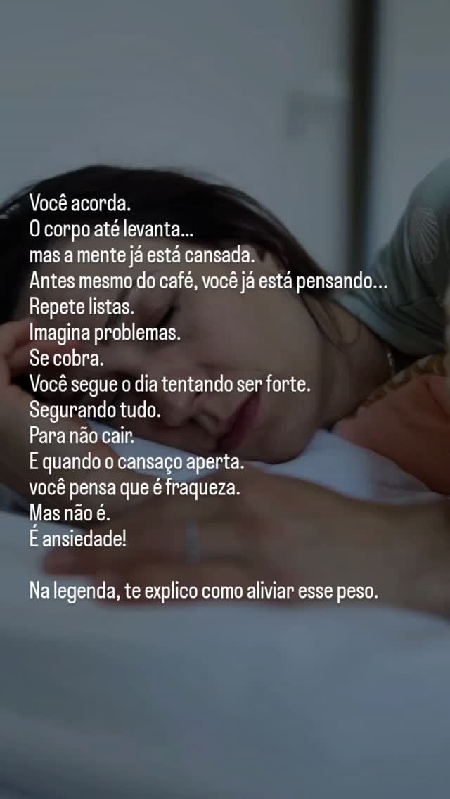 Se vocĂȘ se reconheceu nesse vĂdeo, saiba de uma coisa importante: esse cansaço nĂŁo vem sĂł do corpo.
Ele vem de uma mente que nĂŁo desliga.
De uma cobrança constante.
De tentar dar conta de tudo, o tempo todo, sem espaço para falhar ou descansar.
Quando a ansiedade assume esse papel, ela se disfarça de força.
VocĂȘ segue funcionando, resolvendo, sustentando⊠mas por dentro vai ficando pesada, tensa, exausta.
đż Um pequeno alĂvio para vocĂȘ tentar: pare por um instante e coloque uma mĂŁo no peito.
Inspire pelo nariz contando 4 segundos.
Solte o ar lentamente pela boca em 6 segundos.
Repita algumas vezes.
Esse gesto simples ajuda o corpo a sair, ainda que um pouco, do modo alerta.
âš VocĂȘ nĂŁo precisa viver sempre assim.
Na psicoterapia, vocĂȘ aprende a entender por que sua mente entra nesse ritmo, a reduzir a autocobrança e a criar formas mais gentis de lidar com a ansiedade no dia a dia.
đ Se quiser conversar mais ou entender como funciona a terapia comigo, escreva TERAPIA aqui ou me chame no direct!
VocĂȘ merece respirar com mais leveza.