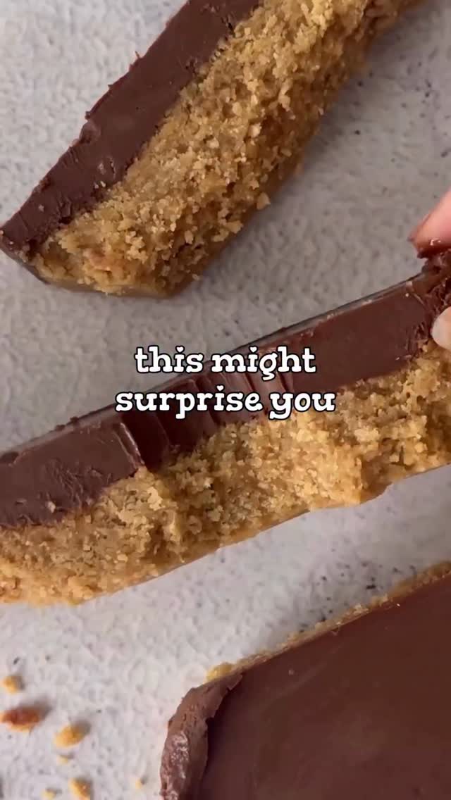 Reese’s Peanut Butter Slab 🍫🥜😍
One of the most delicious treats you can make with just 4 easy to find pantry ingredients.
Trust me, you do not need to buy overpriced shop bought treats that are full of ultra processed ingredients - make this Reese’s peanut butter slab instead, it’s perfection.
It’s so easy and SO good.
Here’s how 👩🏽🍳
Base
* 1 cup almond meal
* 1/3 cup peanut butter
* 1/4 cup maple syrup
Topping
* 1 cup chocolate chips (I used sugar free)
* 2 tbsp peanut butter
Method:
🟠Mix the base ingredients in a bowl then place in a lined loaf tin or mould and flatten down with a spoon
🟠Melt chocolate in a double boiler or microwave stirring every 30 seconds then stir in the peanut butter and pour over the base
🟠Chill in the fridge until set (around 30 mins) then cut into slices and enjoy!
Thank you @mrshollingsworths for creating this masterpiece 🙏🏽💕