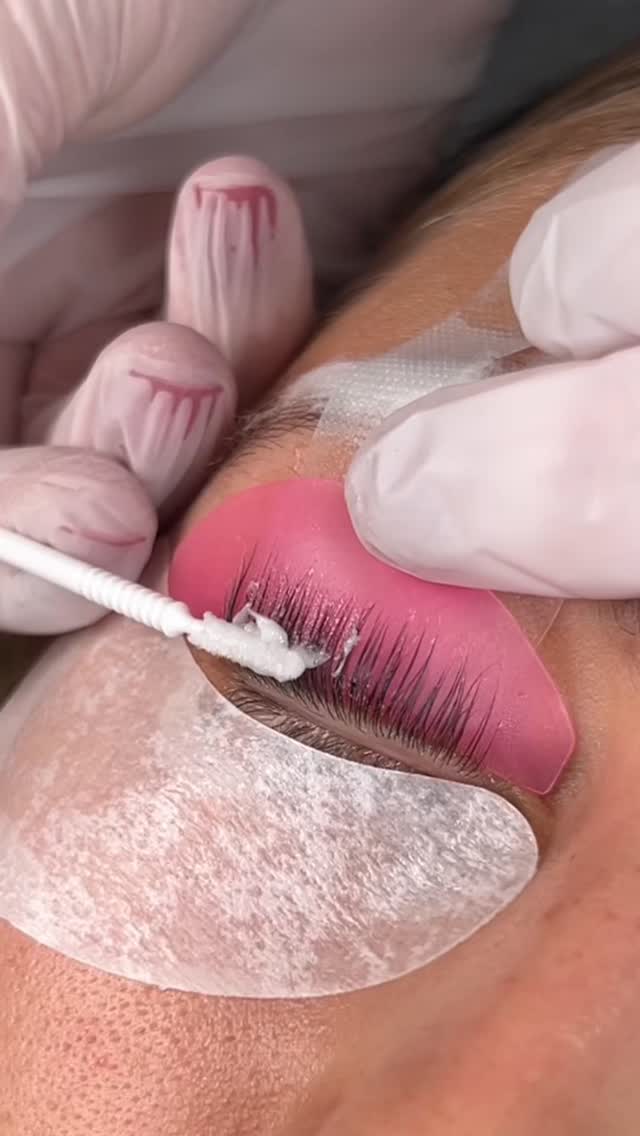 Three steps I used to hate are now my favourite part 🥹
✅Flipping the lid to help with root focus
✅ Applying step 1 close to the root
✅ Cling film
Once felt tension now feels satisfying - understanding the science behind it all, practicing with intention.
If you’re feeling stuck, join my live webinar Sunday 11th Jan @ 11am UK time 🇬🇧