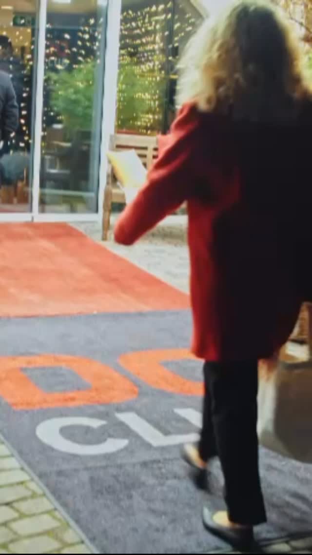 🎬 Sportgala Oberaargau 2025 – die Highlights im Video!
Die Oberaargauer Sportgala ist der jährliche Treffpunkt für sportliche Höchstleistungen, Engagement und Wertschätzung in unserer Region. 🏆
Am 27. November 2025 durften wir im Parkhotel Langenthal vor rund 520 Gästen erneut herausragende Sportlerinnen, Sportler, Teams und Persönlichkeiten aus dem Oberaargau ehren.
🎥 Unser Highlight-Video zur Sportgala 2025 nimmt euch nochmals mit durch einen Abend voller Emotionen, inspirierender Leistungen und besonderer Momente – von der Nachwuchsförderung bis zum Spitzensport.
📆 Save the Date: Donnerstag, 3. Dezember 2026
Wir freuen uns bereits jetzt auf die nächste Ausgabe der Oberaargauer Sportgala!
👍 Video ansehen, Beitrag teilen und Emotionen weitertragen.
#SportgalaOberaargau #DonnerstagClub #Sportpreis #Oberaargau #Sportförderung