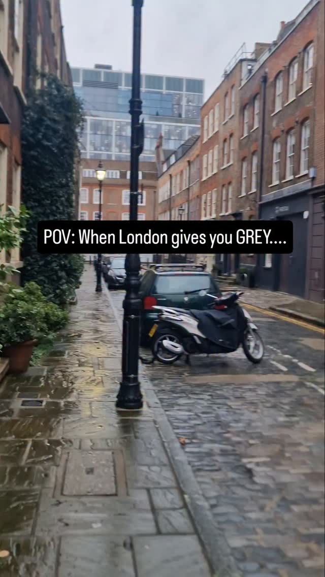 Bringing colour wherever I go 😘
#StyleConfidence #StyleStatement #style_with_tia #styleover40 #StyleInTheRain