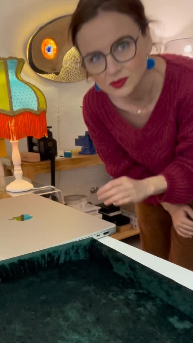 Not just a bracelet - a small story✍️ made for one person.
A knot 🪢 as a symbol of connection.
A hand-stamped charm 🐈with meaning.
Every detail chosen slowly, with intention.
We all love the unboxing moment -
when the box 🎁 opens,
time slows down,
and the piece finally meets its person 🐱✨
Personalization isn’t about trends.
It’s about meaning.
Letters. Symbols. Tiny stories 🤍
⸻
Nicht einfach ein Armband -
sondern ein stiller Moment beim Auspacken 🐱
Knoten 🪢 als Verbindung.
Buchstaben mit Bedeutung.
Handgemacht, personalisiert, zeitlos ✨
#personalizedjewelry #custombracelet #handmadebracelet #meaningfuljewelry #jewelrywithmeaning #unboxingvideo #unboxingmoment #slowmade #artisanmade #handstamped #handstampedjewelry #customgift #catjewelry #catlovergift #symbolicjewelry #thoughtfulgift #personalisierterschmuck #handgemachterschmuck #schmuckmitbedeutung #magniviertel #geschenkidee #manufakturschmuck #schmuckliebe #slowfashion #handarbeit #braunschweigerleben #katzenliebe #danabassotta #kipjewels