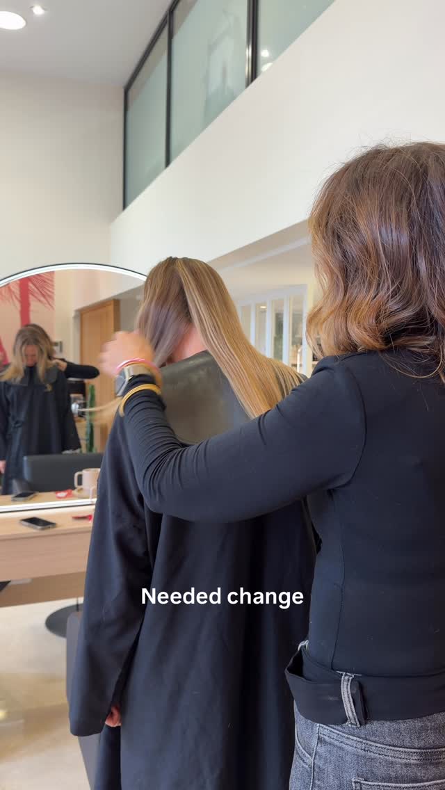 Et ça fait un bien fou 💁♀️
Annie a toujours eu les cheveux longs,
et elle avait peur de tout couper…
et ça se comprend 😅
La peur de regretter, que ça n’aille pas…
Je l’ai rassurée, parce que je savais que ça lui irait parfaitement au visage 😌
Elle m’a fait confiance 🙏
Résultat : ce petit bob lui va à ravir ✨
Vous ne trouvez pas ?
.
#lyonnaise #coiffeuselyon #beforeandafter #bob #newwoman