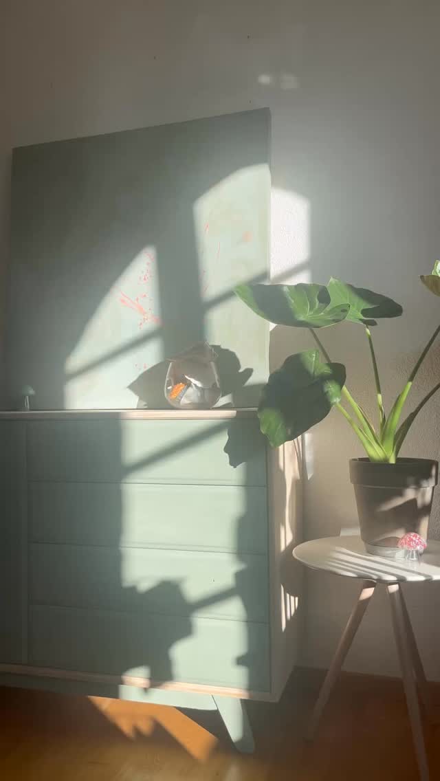 SOLD! the last day of school vacation I can bribe my content creator with pimping her allowance. Happy New Year! May you find something that brings you as much joy as my hobby brings me, creating beauty, protecting the environment and getting dirty all at the same time. #flippedfurniture #sustainableliving #vintagefurniture #upcycling #wintersunshine