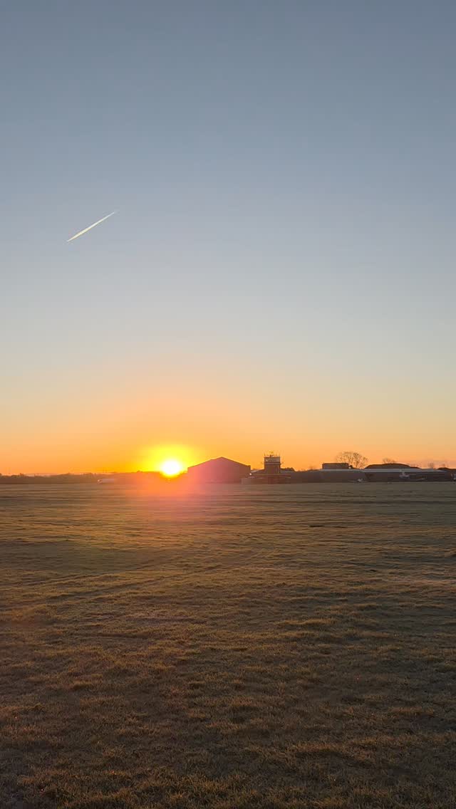 Never get tired of these views ❤️ 🌞
A cold -8⁰c this morning.
#bartonaerodrome #sunrise #manchester #salford #generalaviationlovers