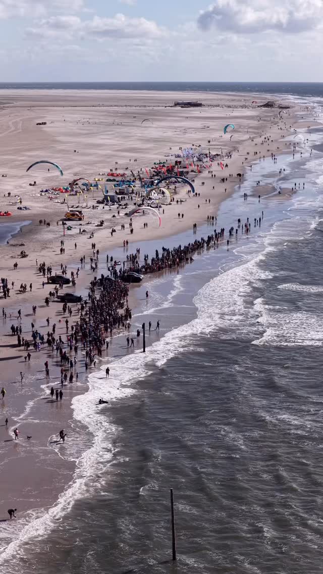 Hundreds of spectators lined at the beach, watching kitesurfers push their limits above the North Sea 🌊
@sepp_brueckmann @laurin_ressel
#Gkakiteworldtour #gkayouth #GKAWorldtour #stpeterording #vwn #partnerdersurfer #volkswagen_journey #californiawelt #autostadt #koenigpilsener #kitesurfing #bigair #waterkant #rewe #californiakitesurfmasters
