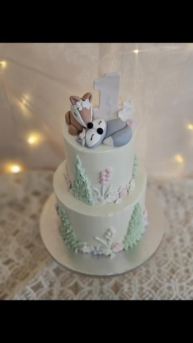 New to the page or need a reminder of what I do..... part 2. Cakes!!! Cakes for all occasions and styles. Custom design, edible images, 3D designs, vintage piping, rustic, simple elegance or whatever you can dream up!!
#winstedct #customcakes #buttercream #fondantaccents #happybirthday
