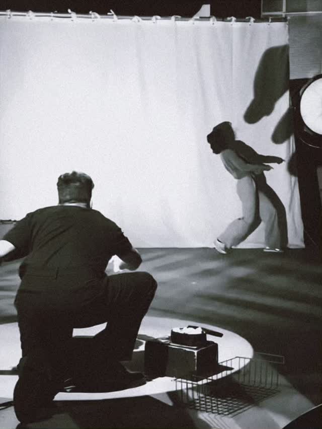 Mellemtrinnet…
Mellemtrin i forbindelse med forandringprocesser er ofte situationer, man ikke er stolt af, for man er ikke helt i mål endnu. Men det er altså stedet hvor forandring reelt sker.
Hvis du fx har en pleasende respons, betyder det, at når dit nervesystem genkender en gammel trussel, vælger den en strategi, der historisk har holdt dig mest i live, så du kommer uskadt ud af situationen.
Og når du så befinder dig i mellemtrinnet, sker der noget nyt:
• Du gennemskuer situationen
(meget afgørende – før ville du have slugt den andens projektion som en sandhed)
• Du internaliserer ikke længere den anden. Du går ikke hjem og tænker: “Hvad er der galt med mig?” Du tænker: “Hvad har jeg været udsat for?”
• Du dømmer ikke dig selv i samme tempo
Du kan være ked af det – ja, men du er ikke i selvhad - det er en enorm forskel og en moden regulering.
Og her i mellemtrinnet, så er denne sætning altid god at have i baghånden: “Jeg gjorde det, mit nervesystem kunne i situationen – og jeg ser det nu.”
Realistiske forventninger til dig selv fremadrettet:
* måske mærker du projektionen hurtigere
* måske siger du mindre
* måske skifter du emne
* måske siger du ingenting – men du er ikke længere godtroende
At “stå fast” begynder indvendigt, længe før det bliver synligt.
Jeg ønsker dig god rejse her i mellemtrinnet…
Kærligst, Pernille
Video via @juliopannok
______________________________________
#mellemtrinnet
#hologenetisklæsning
#gennøglerne
#genekeys
#overgang