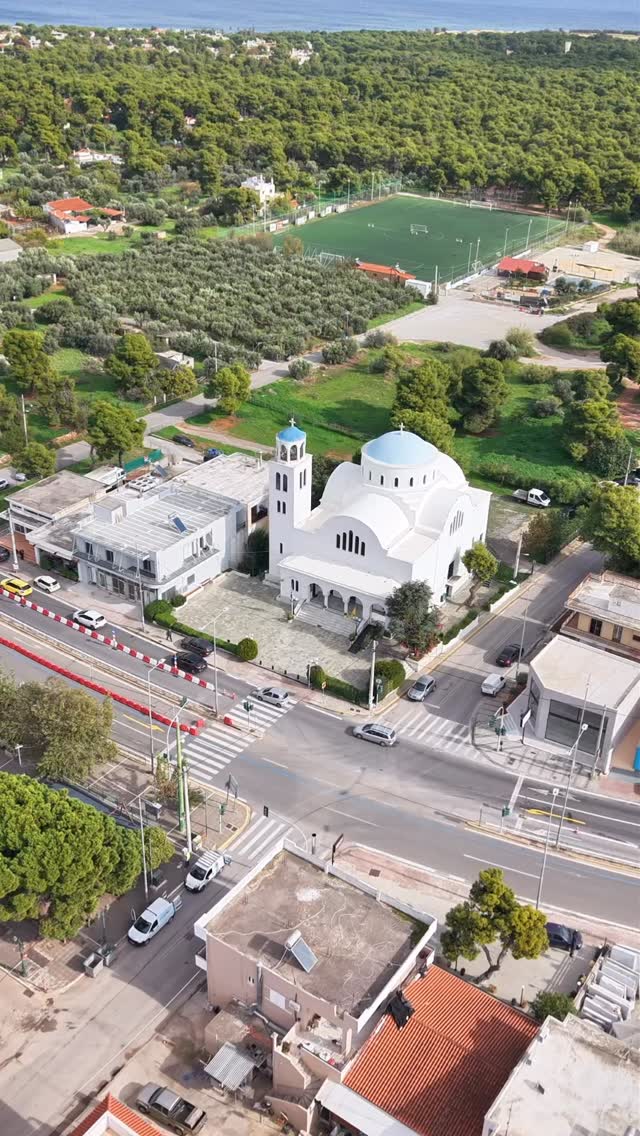 Χρόνια Πολλά 🤍
Η Αγία Μαρίνα / @george.mitropoulos.drone
« Ο ιερός ναός του οικισμού Αγίας Μαρίνας Νέας Μάκρης βρίσκεται επί της λεωφόρου Μαραθώνος, δεξιά μετά τα πρώτα φανάρια του οικισμού, στην κατεύθυνση προς Μαραθώνα. Είναι αφιερωμένος στην Αγία Μαρίνα από την Αντιόχεια Πισιδίας της Μικράς Ασίας που, σύμφωνα με την παράδοση, έζησε στο β’ μισό του 3ο αιώνα μ.Χ. και μαρτύρησε για την πίστη της σε ηλικία μόλις 15 ετών, στα χρόνια του αυτοκράτορα Αυρηλιανού. Πρόκειται για μια πολύ δημοφιλή μορφή στον ελληνικό λαό, αν κρίνουμε από το πλήθος των ναών αφιερωμένων σε εκείνη, σε ολόκληρη τη χώρα. Η μνήμη της γιορτάζεται κάθε χρόνο στις 17 Ιουλίου. » @johnantono.cartoonist
.
.
#Marathon #marathonas #greece #grecja #grece #grecia #hellas #hellada #drone #greekchurch