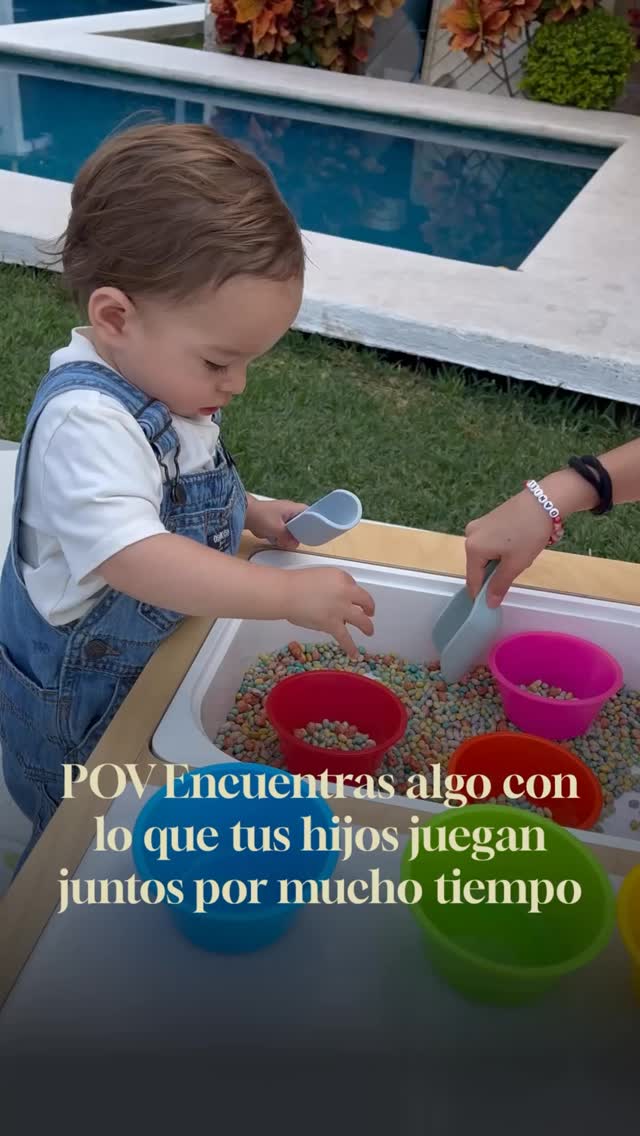 Juego sensorial, menos pantallas 🌿
.
Sabemos que buscas una solución.
A través del juego sensorial, los niños:
• regulan su cuerpo
• organizan su mente
• aprenden a sostener la atención por más tiempo
.
Su cerebro entra en un estado de foco natural.
.
Cuando los más pequeños juegan con niños más grandes:
• aprenden imitando
• se concentran por más tiempo
• aprenden reglas sin presión
• desarrollan lenguaje y autocontrol
.
Mesa sensorial disponible.
👉 Escríbenos por DM para recibir un código de descuento
.
#juegosensorial #mesasensorial #montessoriencasa #matandpad