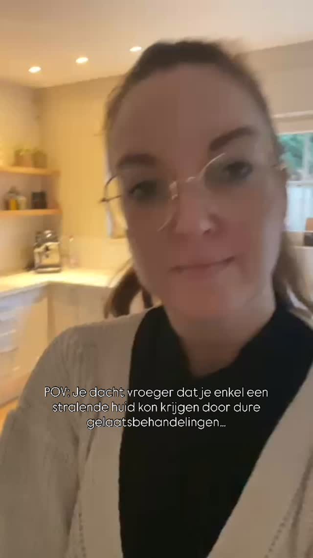 Gelukkig weet je nu beter… 🥰
De waarheid is dat maar liefst 80% van je huidresultaten wordt bepaald door wat je dagelijks thuis doet: je skincare routine, de producten die je gebruikt én je levensstijl. Slechts 20% komt van salonbehandelingen.
Met andere woorden: je thuisroutine is veel belangrijker dan je denkt ✨
Door deze te combineren met professionele behandelingen in het salon haal je het maximale uit je huid.
Ik help je graag verder!
Kom dit voorjaar langs bij Pur’Elle en ontdek hoe jij het allerbeste uit je huid kunt halen, door de juiste producten voor thuis én verzorging die de rest van je huidnoden aanvullen 🤍
Ontdek onze vrije plekjes via www.purelle.be