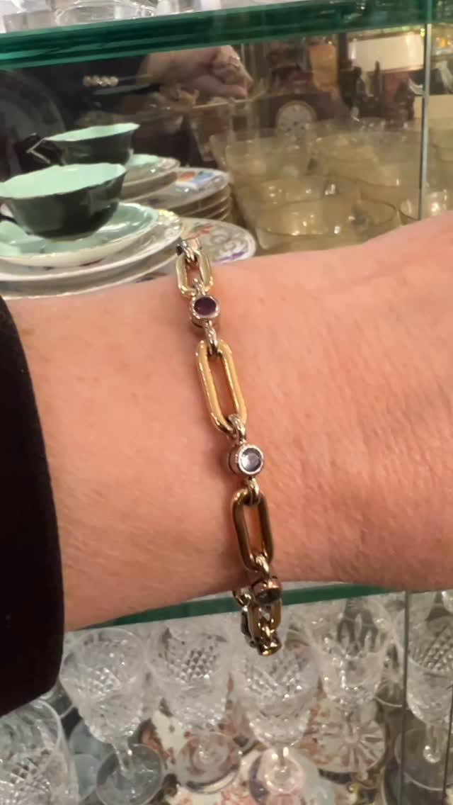 Toni Cavelti • 18k Reversible Bracelet
A beautifully crafted 18k yellow gold bracelet by Toni Cavelti, designed to be worn two ways. One side set with diamonds for subtle sparkle, the other with sapphires for a deeper, more dramatic look. Elegant, versatile, and substantial on the wrist — timeless Canadian design with quiet impact.
✨ Reversible
✨ Diamonds + sapphires
✨ 18k gold
✨ Toni Cavelti
DM for details.
#ToniCavelti
#CanadianJewelry
#ReversibleJewelry
#FineGoldJewelry
#CollectibleJewelry