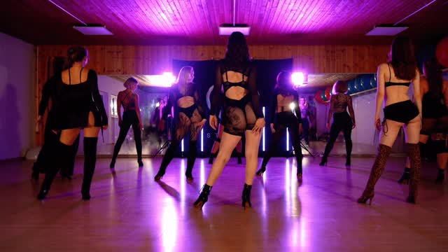 starting 2026 with this one by @karla.raekow 🫶🏻✨ so proud of our heels intermediate members 🩵 thank you for being on this journey with us 💕🥹 #mdstudios
💌 do you want to join our heels classes? write us a dm for a trial class 💖
🧠 choreography: @karla.raekow
🎥 video: @visuals.on
#dance #dancer #ansbach #dancestudio #heels #heelsdance