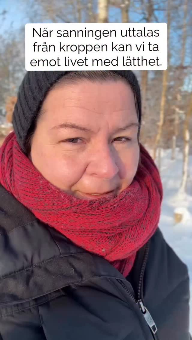 Mitt sätt att lära ut är inte genom PowerPoint.
Jag lär ut genom kroppen, med närvaro och storytelling, där mind och själ får samarbeta. Något som är väldigt uppskattat då prestation suddas ut.
För verklig förändring sker inte i huvudet.
Det sker i nervsystemet.
När vi talar vår sanning, inte som prestation utan från kroppen, då händer något djupt mänskligt. Kroppen slutar hålla emot. Det som varit fruset får rörelse. Trauma kan släppa sitt grepp. Negativa känslor och upplevelser får inget att fästa vid.
Vagusnerven aktiveras inte av ord i sig.
Den svarar på trygghet, ton, tempo, rytm och närvaro.
När sanningen uttalas från ett reglerat nervsystem, i kontakt, då skapas koherens mellan kropp, känsla och uttryck. Det är här läkning sker. Inte genom analys, utan genom upplevd säkerhet.
När jag säger
“Det är tryggt för ditt nervsystem att ta emot kärlek”
och jag är förankrad i min kropp när jag säger det
då är det sant.
Inte som affirmation.
Utan som biologisk, relationell verklighet.
Det här är inte mjukare.
Det är mer exakt.
Vi arbetar inte med mindset.
Vi arbetar där skiftet faktiskt sker.
I kroppen.
I nervsystemet.
I levd sanning.
Vi behöver kropp, själ och sinne för att förstå det. Kropp, själ och sinne är inte separata vägar, de är tre noder i samma intelligenssystem.
Hur landar det hos dig?🧡