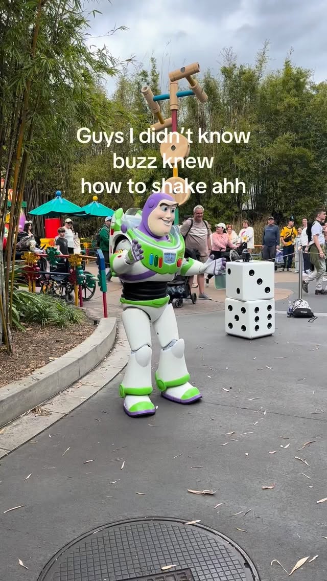 I donât know buzz could throw down ahh like that đââď¸
#buzzlightyear #shake #throwitback #disney #fypăˇ