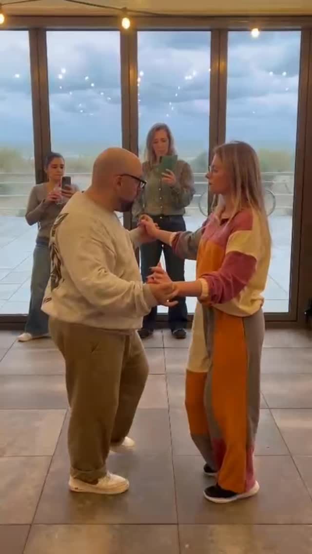 🔥 Bachata Dominicana Bootcamp 🔥
Sunday, January 25 | Na Brasa – Kijkduin Beach
Get ready for real Dominican bachata 🌴
This is footwork, rhythm, flow & connection — the way bachata is danced in the Dominican Republic.
🦶 Dominican footwork
🎵 Musicality
🤝 Leading & following
😏 Playful social dance energy
🕑 Bootcamp: 14:00 – 16:30
After the Bootcamp… the party continues 💃🏽
Join the Sunday Bachata Social at Na Brasa and keep dancing, connecting and enjoying the vibes.
No partner needed.
No experience needed.
Just come ready to move and have fun.
📍 Na Brasa Restaurant – Kijkduin Beach, The Hague
This is where steps become flow
and strangers become dance partners 😏
#BachataDominicana #BachataBootcamp #LatinSoulDance #NaBrasa #KijkduinBeach