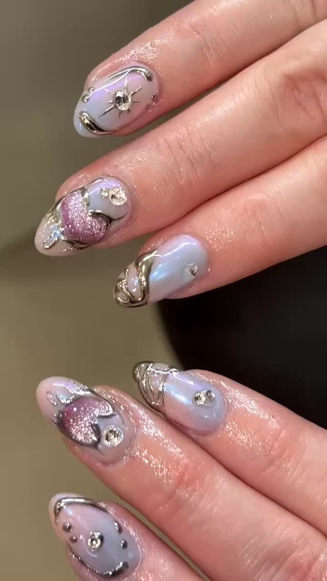 Chrome details, soft neutrals, and just the right amount of cat eye to be whimsical ✨
This @luminary_nail_systems set is subtle… until it hits the light 💎
Would you wear this short & glossy moment? 💅🏽
#ChromeNails
#cateyenails💅😻
#ShortNails
#NailArtReels
#brownsugarnailspa