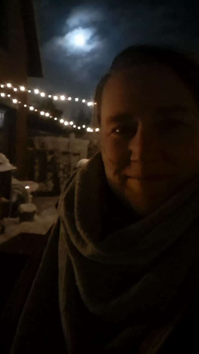 Es fühlt sich an wie in einem Zwischenland, das alte Jahr ist grad vorbei und gefühlt noch nicht abgeschlossen, das neue Jahr hat noch nicht richtig begonnen, wir sind noch in der Winterruhe, heute im Schnee besonders und der Vollmond steht strahlend am Himmel und erinnert uns an die Vollkommenheit die schon da ist, in dem gewesenen und dem was kommt.
Wie geht es dir heute?