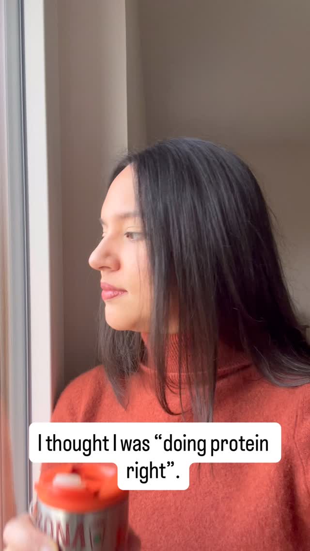 When I first heard “eat more protein for weight loss,”
I took it very literally.
Peanut butter in my oatmeal.
Extra cheese on everything.
A little here, a little there.
And yes — those foods contain protein.
But they’re also calorie-dense and easy to overeat.
So even though I thought I was doing it right,
my intake wasn’t actually helping with fat loss or fullness.
Protein helps weight loss when it:
• keeps you full
• supports muscle
• replaces less-filling calories
Not when it quietly stacks calories on top.
This doesn’t make peanut butter or cheese “bad.”
It just means protein quality and context matter.
📌 Save this if you’ve ever said “but it has protein…”