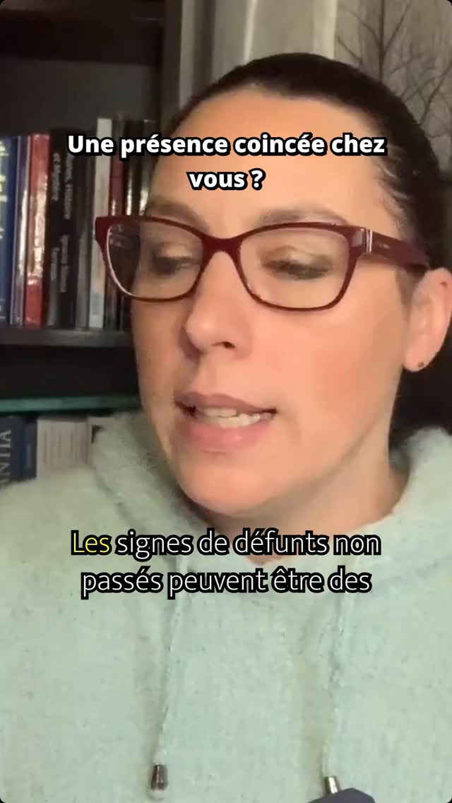 Imagine : une présence qui n’a pas encore franchi le voile.
Des cadres qui tombent soudainement, des objets qui bougent seuls, des bruits inexpliqués…
Des odeurs qui surgissent : transpiration, tabac froid, alcool, parfum intense et envahissant.
Une lourdeur qui s’installe dans la pièce.
Des courants d’air glacial, comme si quelque chose de gelé effleurait ta peau ou se posait près de toi.
Et parfois… ces voix rauques, familières mais sombres : celle de ta grand-mère, de ton grand-père, de ton frère.
Ce n’est pas lumineux. Ce n’est pas léger. Ce n’est pas doux.
C’est le signe d’une âme non passée, bloquée entre deux mondes.
Et si une âme ignorait sa propre mort ?
La mort n’est pas une fin, mais une porte parfois restée entrouverte.
As-tu déjà ressenti ces signes ? Quelle est ton expérience avec ces présences lourdes ? Partage ci-dessous ! 👇
#AmesErrantes #SignesDeDefunts #PresenceInvisible #Spiritualite #PasseurDAmes #AuDela #MaisonHantee #OdeursEtranges #CourantsDAirFroid #VoixDAuDela #EveilSpirituel #LiberationDAme #Esoterisme #GuérisonSpirituelle #EnergiesBloquees