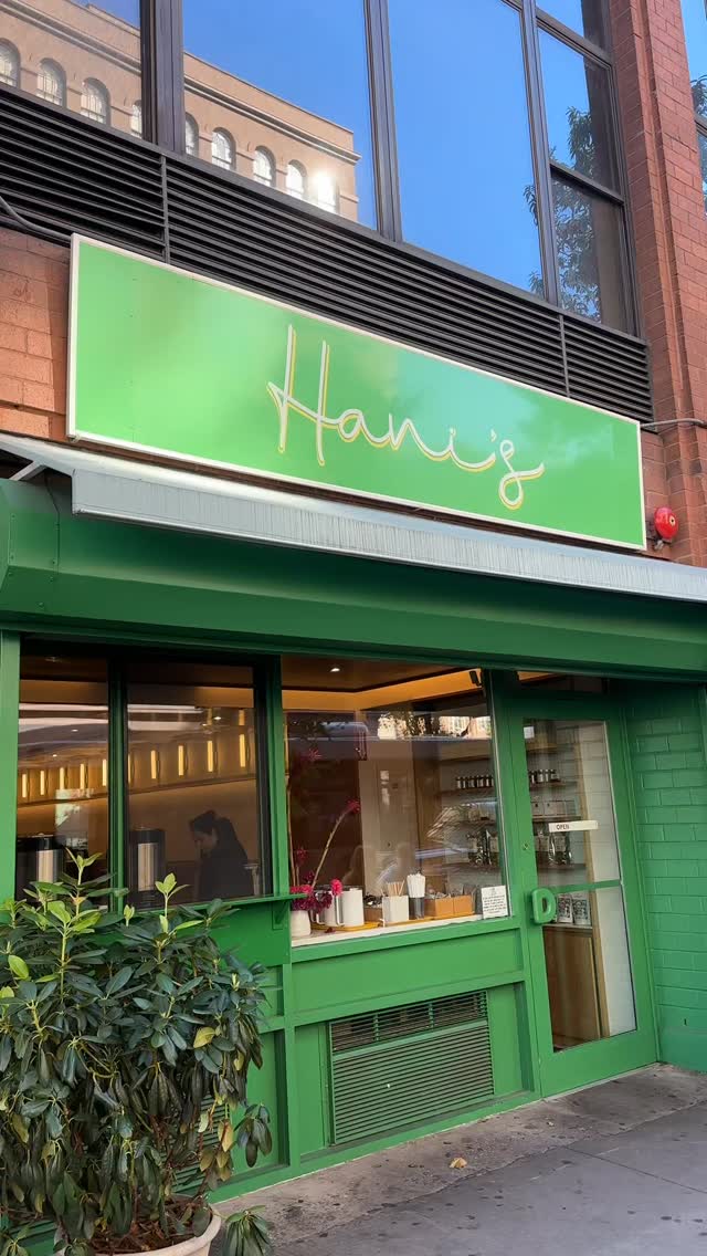 @hanisbakerynyc in NYC exceeded my expectations! The Honey Cake Latte, viral cinnamon roll, chocolate chip cookie, and soufflé egg sandwich all made for a perfectly balanced breakfast. 🍳☕️
#newyork #newyorkcity #breakfast #newyorkcity #cafe #bakery #breakfastsandwich