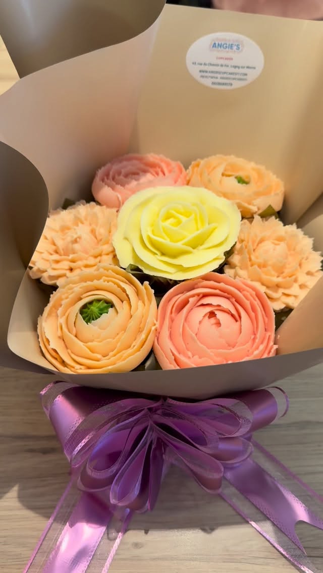 Bouquet deluxe 7 cupcakes 🧁💐
#angiescupcakes77 #cupcakesfleurs #patisserietrompeloeil #bouquetdecupcakes #cupcakebouquet