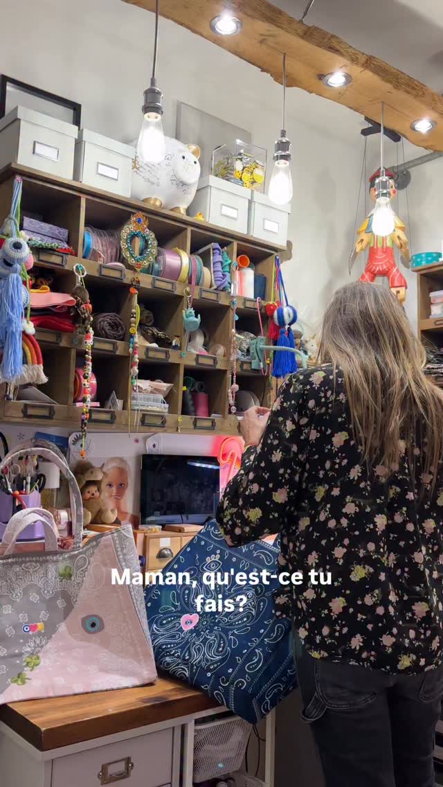 Cabas réversible en bandana.🌸
Customisation à la carte.
Possibilité de choisir la couleur du bandana ou autre tissu.
Choix de patchs…
Combinaisons infinies.
Chaque pièce est unique.
#pieceunique #madeinfrance #artisanatfrancais #nice #mauvaisoeil #madeinfrance🇫🇷 #smiley #love #bandana #leopard #cabasbandana