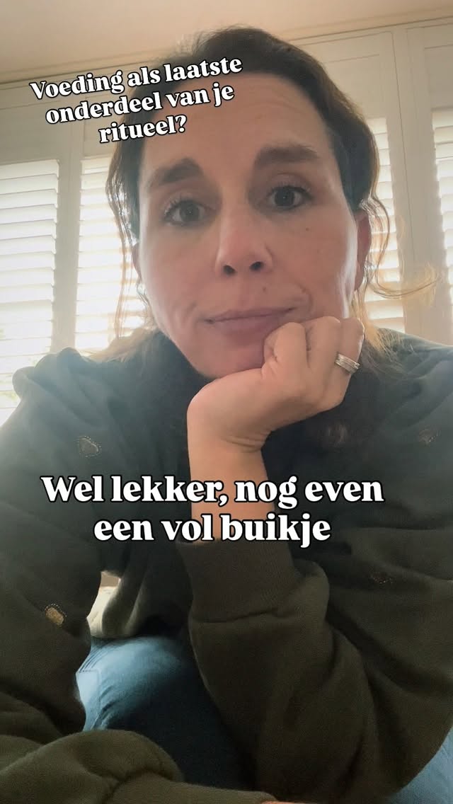 🍼Voeding als laatste onderdeel van je bedtijdritueel?
De meeste kindjes krijgen in de avond nog een fles of borstvoeding voordat ze de nacht in gaan. En dat is fijn, want dan weet je dat jouw kindje even een paar uur door kan slapen voordat het weer honger zal hebben (en jij zelf misschien ook even een paar uur kunt slapen).
Heerlijk dus als dit werkt!
Maar waar let je op bij die laatste voeding?
💕 Een paar tips, zodat je kindje ook lekker blijft slapen:
✨Zorg dat deze voeding niet te dicht op het avondeten zit (als je kindje al vaste voeding krijgt). Liefst wil je hier minimaal 1,5 uur tussen hebben
✨Deze laatste voeding mag onderdeel zijn van je bedtijdritueel maar liever niet het laatste onderdeel. Als de voeding het laatste is wat je kindje doet voordat het gaat slapen, versterk je de associatie tussen voeden en slapen. Niet erg als je kindje de nacht goed doorslaapt maar als jouw kindje in de nacht bij wakker worden altijd direct een fles of borst wil kan dit helpen
✨Geef die voeding dan ook liever buiten de slaapkamer van je kindje en niet helemaal in het donker.
✨Voorkom dat je kindje in slaap valt tijden die laatste voeding. Als kindjes even wegdommelen tijden die voeding neemt de slaapdrang af en kan het daarna lastiger voor je kindje zijn om in- of door te slapen
✨Geef liever geen papfles voor het slapen gaan. In de meeste gevallen gaat je kindje hier niet beter van doorslapen en het kan zelfs averechts werken
💕Natuurlijk is het belangrijk om goed naar jouw kindje te kijken. Als iets voor jullie werkt, dan lekker doen. Loopt het slapen in de avond en nacht niet helemaal lekker, dan is het goed om die avondvoeding even onder de loep te nemen.
❓Heb je vragen of kom je er zelf niet uit? Neem gerust contact met ons op, we denken graag met je mee!
Liefs, ❤️
Patricia