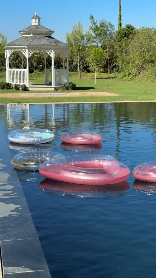 Le lendemain du grand jour, on prolonge la magie autour d’un brunch tout en douceur 🥐
Des rires, du café encore chaud, des fleurs fraîches et l’amour qui flotte toujours dans l’air…
Parce que chaque mariage mérite un lendemain à la hauteur ✨
Wedding Planner & Designer @charlottealaoui
Lieu @domainetrinite
Photo & Vidéo @instant_prestige
Officiante @damouretdencre
Groupe live @heyjee_music
Traiteur @dusfour.traiteur
Wedding Cake @tomcourtpatisserie
Fleuriste @maisonfleursfabre
Touillettes & support alliances @m.anna.e
Papeterie @cottonbirdfr
Signalétique @mei_creation
Location déco @jolibazaar @cocotouchdeco
Content Creator @ohmygirls.moments
MUAH @julia.trombetta
DJ @djkadom
Alliances @thamysjoaillerie
Costume @izac_officiel
#brunchmariage #gardenpartywedding #poolday