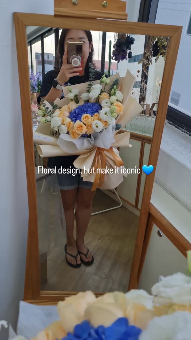 Soft tones. Bold centre. Perfect balance.
This customised bouquet features champagne roses,
white lisianthus & a striking blue hydrangea core.
Designed like art — created with heart.
✨ DM us to customise yours