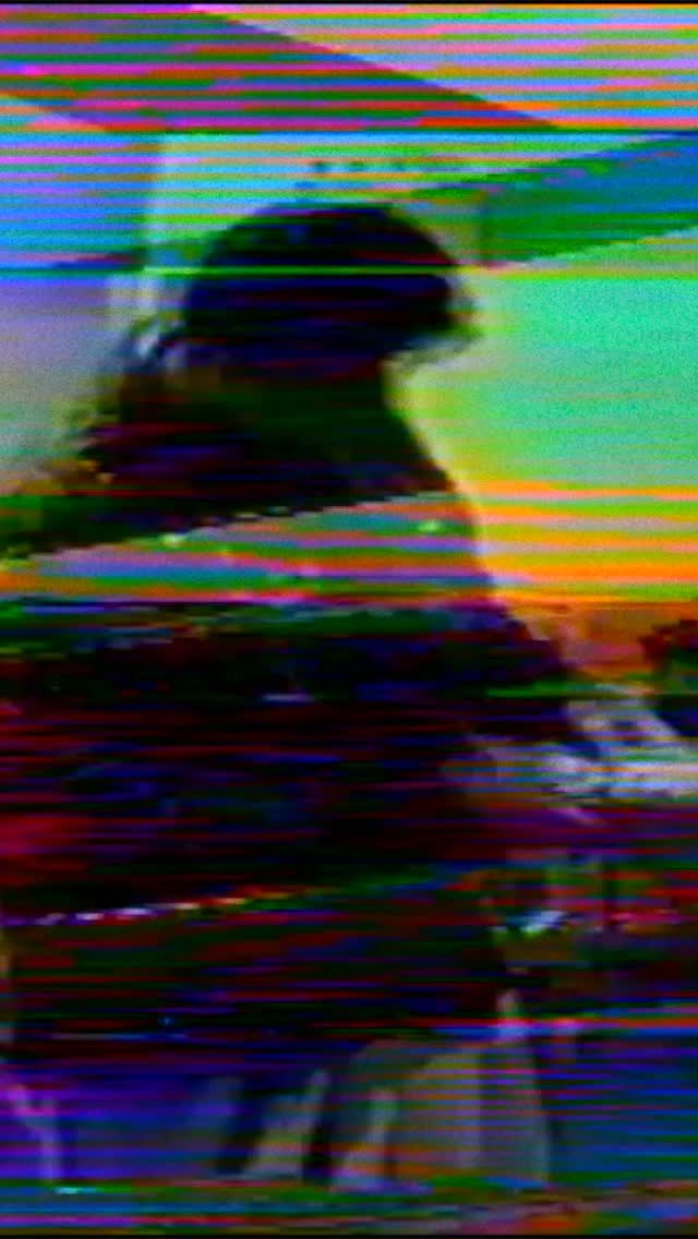 #tbt 90’s / 📼 Hace poco digitalicé un cassette VHS con material de cuando empecé a tocar en bandas. Arranqué como guitarrista, luego bajista y al final terminé en la batería.
Mis primeras bandas fueron una escuela enorme. Más allá de las amistades y las aventuras, ahí aprendí sobre la vida, sobre networking y sobre cómo crear oportunidades desde una idea y pura iniciativa.
En ese entonces la semana giraba alrededor de los shows del fin de semana. Entre semana se practicaba, se repartían flyers y se hablaba de música cuando no había nada más que hacer. El fin de semana era ver AAA y a The Crumbs en Cheers si nuestra banda no estaba tocando.
Tengo recuerdos increíbles de esos años y aun más valioso, conservo muchas de las amistades de ese entonces.
Soy cuidadoso con la nostalgia, es una droga muy poderosa. Pero a veces me gusta volver un momento a esos años más sencillos, donde todo era una aventura y la música y el arte le daban propósito visceral a todo.
#drums #drum #drummer #drumlife #drummerlife #bateristas #drummerworld #batería #punk #punkrock #throwback #throwbackthursday #tb #90s #90snostalgia #90spunk #miamipunk #miami