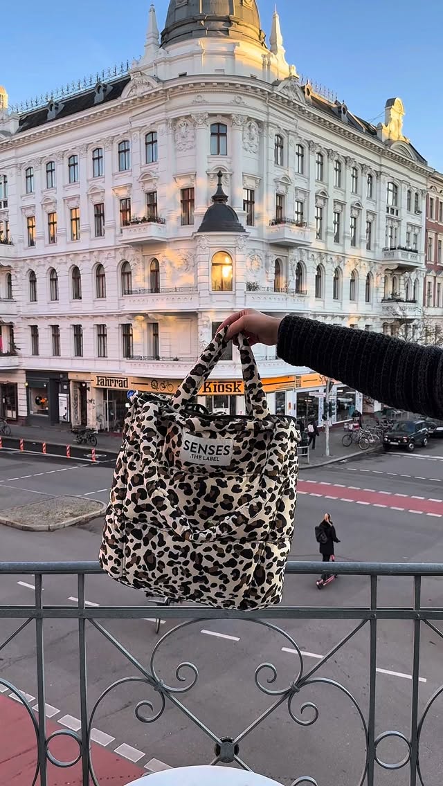 What’s in our bag, Berlin office balcony edition:
✨ Your favourite tunes to go with Fresh ’n Rebel
✨ Nail care essentials Pink Gellac
✨ Snacks? Always Tony’s Chocolonely
✨ Glossy Lip Treat by IsaDora
✨ Sticky snack fingers? Wipes by Naïf
✨Statement earrings Maria Black
✨The perfect finishing touch: Scent by Luxum Beauty