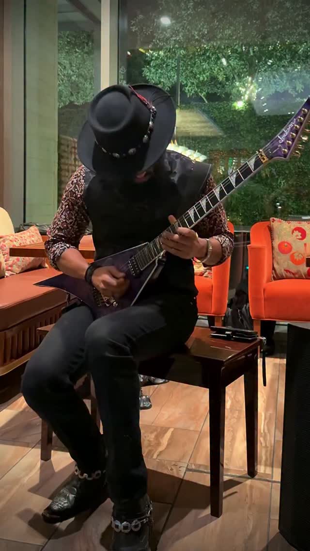 Super fun fusion medleys at a wonderful NYE celebration bringing in the New Years doing what we love at the absolutely fabulous @kiranshouston !🎉🥂
•
#hyphenthazhath #houstonindianmusic #guitarist #fusion #houstonlivemusic