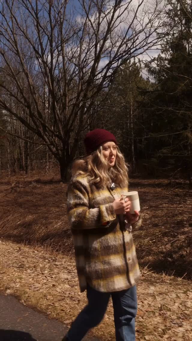 ☕️𝒞𝒶𝒻é & 𝒿𝒶𝓈𝑒𝓉𝓉𝑒 # 07 ! @olitakesshots m’a posé une bonne question. Ça part bien l’année. En prime, y’a des petites pépites d’archives photos se mon adolescence dans la vidéo. 👀
Et toi, tu te vois où dans 10 ans?
(Ps la vie; je rêve toujours d’avoir une maison de campagne à 40 ans et d’avoir écrit un livre.)